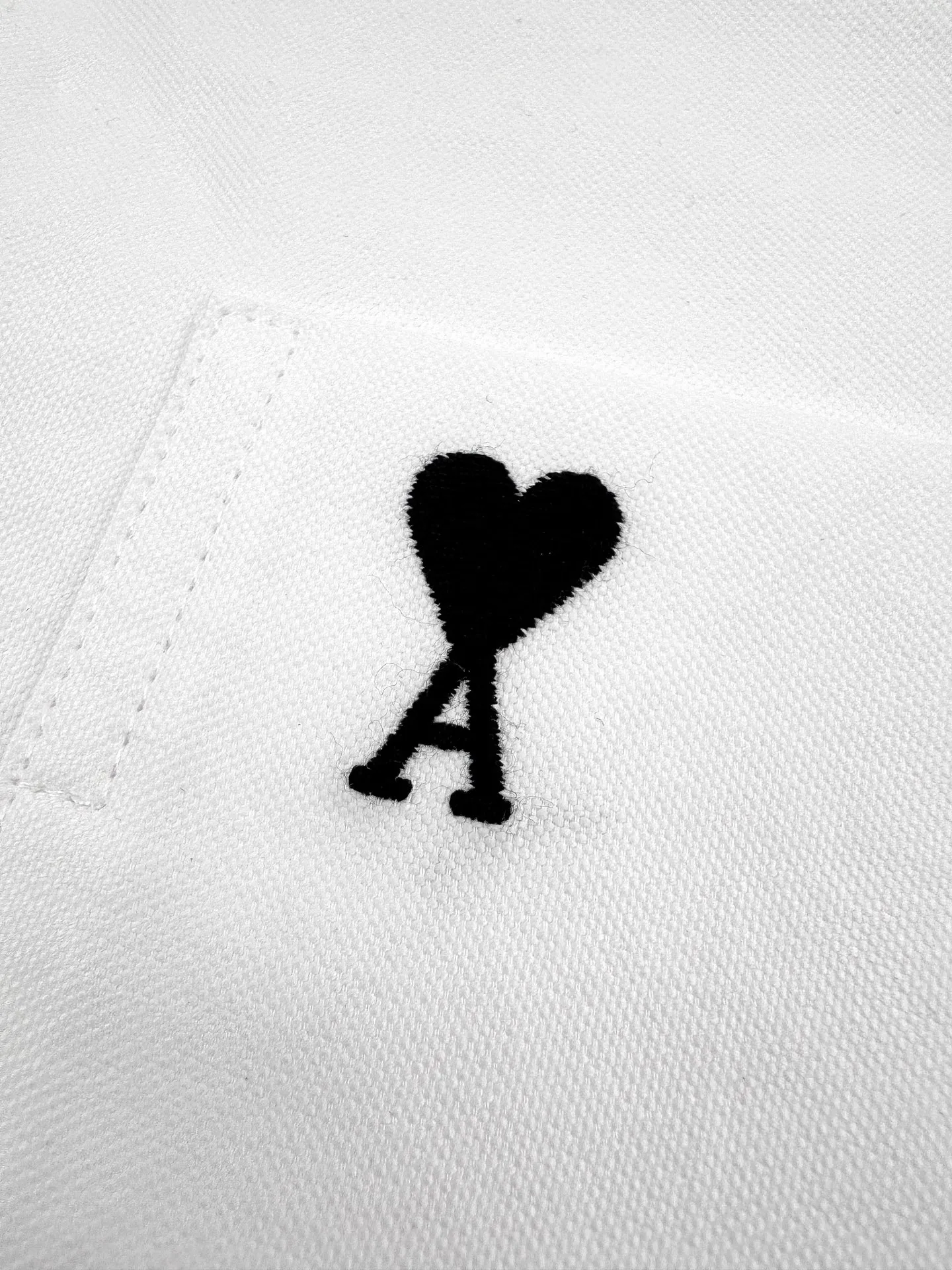 Ami Paris love embroidered short-sleeved shirt. Custom-made high-density double-ply Oxford spinning. Tight and smooth. Comfortable and close to the skin. A touch of simple white. Pure and elegant. Black silk thread dances on the chest with love embroidery. It is low-key and powerful. It is bounded by pockets and hides the French romance. It is the ultimate simplification of color. It uses the ultimate restraint to interpret an effortless sense of luxury. Process 1: Using imported machine embroidery technology using advanced computer control systems and precision mechanical components. Realize Ami's love embroidery work with high precision and smooth and delicate lines. Process 2: The fabrics are washed and have a better hand feel. Not easy to deform, not easy to shrink, not easy to fade, and maintain long-term beauty. Accessories: Customized 1:1 Ami buttons. Customized 1:1 Ami trademark. Version: Loose version. Size: 37 38 39 40. Style number: BB 803.